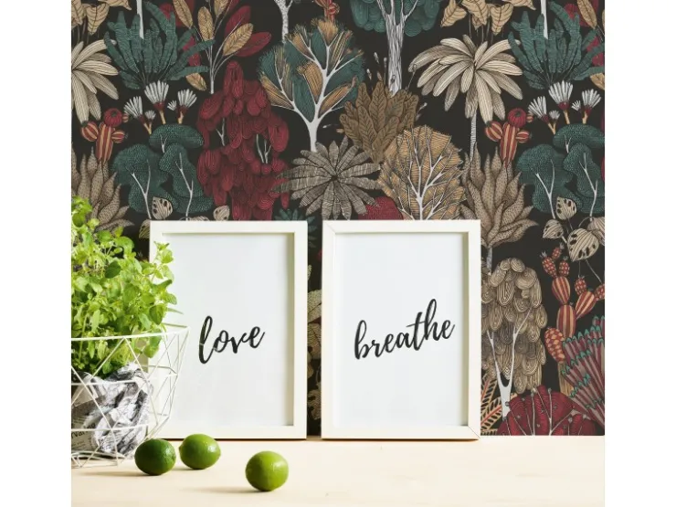 Bricoflor Schwarze Waldtapete Elegante Tapete mit Bäumen in Grün und Rot Wohnzimmer und Esszimmer Vliestapete mit Baum Muster* Tapetenmuster