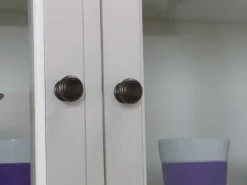 ebuy24 Amaretta 3-Türige Vitrinenschrank Antik Weiß Antik Patinert* Vitrinen